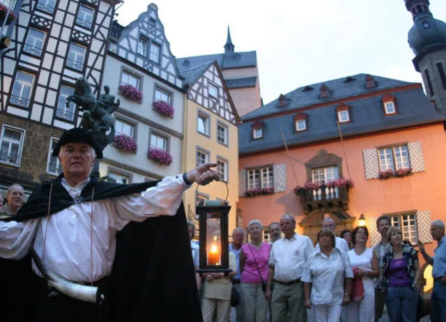Cochem Weekend Guide 
Veranstaltungen & Geheimtipps fürs Wochenende

🌙 Mit’m Nachtwächter durch Cochem – garantiert nicht zum Einschlafen! 🏰
Hellebarde? Check. Horn? Check. Laterne? Check. Gute Stories? Oh ja! 😄
Begleite den Cochemer Nachtwächter auf seiner legendären Tour durch die Altstadt – mit jeder Menge lustiger Anekdoten, spannenden Geschichten und einem kleinen Geschenk am Ende.

👉 Jeden Samstag, 20:30 Uhr an der Tourist-Info (Endertplatz).
Perfekt für alle, die Cochem mal anders erleben wollen – Mittelalter-Feeling inklusive! 🍷✨

⚠️ Achtung: Könnte Spuren von Wissenswertem enthalten.

Tickets gibt´s unter: www.ferienland-cochem.de

#cochem #cochemliebe #mosel #moselliebe #moselurlaub #urlaubindeutschland #nachtwächter #nachtwächterführung #altstadt #weekendguide #wochenendtrip #städtereise #deutschlandurlaub #reiseblogger #historisch #mittelalter #visitgermany #reisenmachtglücklich #cochemaltstadt #moselmetropole
