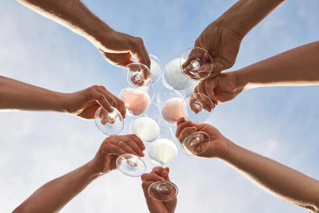 Cochem Weekend Guide
Veranstaltungen & Geheimtipps fürs Wochenende

Samstag = Weinzeit im Hotel Germania! 

Was wäre ein Mosel-Wochenende ohne eine gute Weinprobe?
Jeden Samstag um 16 Uhr laden wir euch ein, mit uns die Vielfalt der Moselweine zu entdecken – direkt bei uns im Hotel Germania.

Freut euch auf eine entspannte Runde mit feinen Weinen vom Weingut Göbel-Schleyer-Erben und dem Bio-Weingut Christina Andrae. Dazu gibt’s spannende Einblicke in Weinberg, Keller und das, was Moselwein so besonders macht.

📍 Treffpunkt: Rezeption Hotel Germania
🕓 Start: 16.00 Uhr
⏳ Dauer: ca. 90 Minuten
💶 Preis: 13,00 € pro Person

👉 Hausgäste melden sich einfach an der Rezeption an – bis spätestens eine Stunde vor Beginn
👉 Externe Gäste buchen bequem online – bis spätestens eine Stunde vor Beginn: https://goebel-schleyer.com/events/

#hotelgermaniacochem #weinprobecochem #moselwein #weingenuss #moselmomente #weinliebe #urlaubinCochem #genusszeit #cochemliebe #weinwochenende