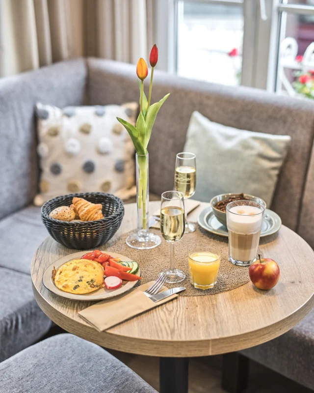 🍳 Langschläfer aufgepasst!
Morgen ist Vatertag – Zeit für Genuss und gute Gesellschaft!
Gönnt euch unser entspanntes Langschläfer-Frühstück im Hotel Germania 🥐☕

🕚 Tische frei ab 11:00 Uhr
🥞 Reichhaltiges Frühstück
🥂 Feiertags-Feeling inklusive

📞 Jetzt Tisch reservieren!
Wir sind ab 8:00 Uhr für euch am Telefon erreichbar.
Schnell sein lohnt sich – wir freuen uns auf euch! 💛
.
.
.
.
#Vatertag #LangschläferFrühstück #HotelGermania #Feiertagsgenuss #FrühstückMitLiebe #Vatertag #LangschläferFrühstück #HotelGermania #Frühstückszeit #Feiertagsgenuss #BrunchLovers #FrühstückMitLiebe #VaterTag2025 #Genussmoment #ReservierenNichtVergessen #GutenMorgenGermania #FrühstückAmFeiertag #BrunchTime #TischReservieren #MorgenGenuss #Cochem #CochemErleben #MoselGenuss #FrühstückInCochem #HotelInCochem