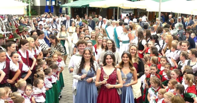 Germanias Weekend Guide – Veranstaltungen & Geheimtipps vom Hotel Germania

Mosel-Wein-Woche in Cochem – das wird genussvoll! 

18. – 22. Juni 2025 – am besten jetzt schon im Kalender markieren!
Der Endertplatz verwandelt sich in ein charmantes kleines Weindorf – direkt an der alten Moselbrücke. Hier schenken die Winzer aus dem Ferienland Cochem ihre besten Rieslinge und Winzersekte aus. 

Perfekt zum Schlendern, Verkosten, Anstoßen und einfach die Moselstimmung genießen.

🎶 Und musikalisch? Wird’s richtig stimmungsvoll! Ob Dixie, Schlager oder Popsongs – hier ist für jeden etwas dabei.

🎆 Das Highlight der Woche: Am Freitagabend um 22:30 Uhr gibt’s ein großes Feuerwerk – direkt über dem Platz.

💸 Eintritt? Braucht ihr keinen. Einfach vorbeikommen, Wein holen und das Leben feiern.

#GermaniasWeekendGuide #MoselWeinWoche #CochemErleben #Weinliebe #MoselWein #WeindorfCochem #Rieslingliebe #Weinfest2025 #Moselurlaub #CochemTipps #Winzersekt #Endertplatz #FerienlandCochem #Moselliebe #HotelGermaniaCochem #FeuerwerkCochem #Sommerabend #WeinUndMusik #Moselgenuss #Weinmomente
