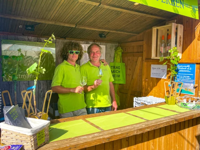 Germanias Weekend Guide – Veranstaltungen & Geheimtipps vom Hotel Germania

🍇 Esch macht Ernst – Das Weinfest in Kaisersesch am 14. Juni 2025! 🎶🍷

Am Samstag ab 15:00 Uhr verwandelt sich der historische Stadtkern von Kaisersesch in ein Wein- und Musikparadies!

✨ Mit dabei: unser Weingut Göbel-Schleyer– wir freuen uns darauf, euch unsere Weine persönlich einzuschenken!

Die Ernster Winzer laden an zahlreichen Ständen zum Probieren ihrer besten Tropfen ein – von fruchtig-frisch bis vollmundig und charakterstark. 

Für den kleinen (oder großen) Hunger gibt's natürlich auch kulinarische Leckereien – lasst euch überraschen!

🎤 Ab 20:00 Uhr bringt Midlife Crisis Music mit Live-Musik richtig Stimmung auf den Platz – tanzen, feiern, mitsingen ausdrücklich erwünscht! 🕺💃

Wir hoffen auf eine laue Sommernacht, viele fröhliche Gesichter und unvergessliche Momente – feiert mit uns bis spät in die Nacht! 🌙

📍 Ort: Historischer Stadtkern Kaisersesch
🕒 Start: Samstag, 14.06.2025, ab 15:00 Uhr
🎶 Live-Musik: ab 20:00 Uhr mit Midlife Crisis Music
🍷 Wein & Genuss: von den Ernster Winzern – inklusive unserem Weingut!

Wir freuen uns riesig auf euch! ❤️

#EschMachtErnst #Weinfest #Kaisersesch #MidlifeCrisisMusic #LiveMusik #Moselwein #Winzerfest #Sommerabend #Weinmomente #Weinliebe #Moselliebe #ErnstAnDerMosel #Weingenuss #Weinfreunde #Moselurlaub #Feierlaune #MoselEvent #UnserWeingut #Moselkulinarik #Genussmomente #Weinzeit #goebelschleyer #weingutgoebelschleyerernst